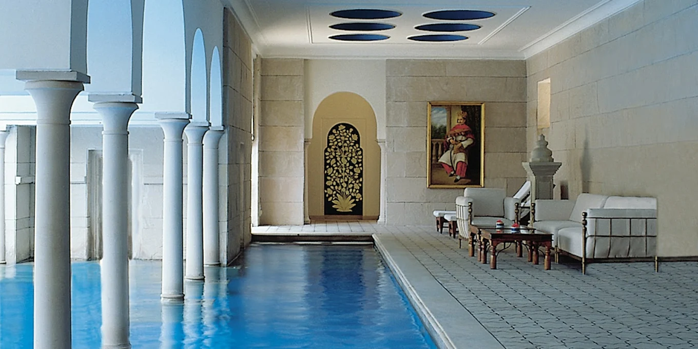 The Oberoi Amarvilas luxury resort pool and arches